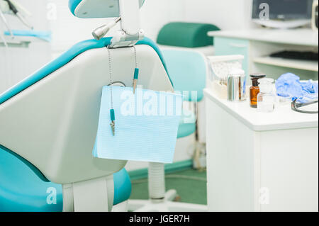 Attrezzature e strumenti odontoiatrici in studio dentistico. Strumenti di close-up. Odontoiatria. Concetto dentale sfondo. Messa a fuoco selettiva. Spazio per il testo. Foto Stock