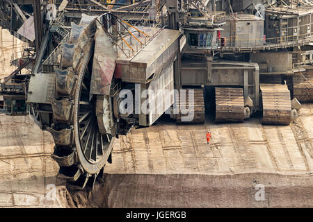 Benna-escavatore a ruote mining in un carbone marrone miniera a cielo aperto. Foto Stock
