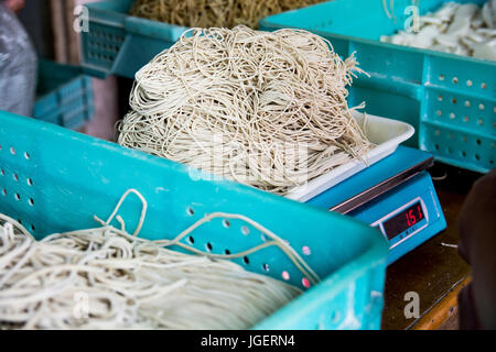 Cinese spaghetti di riso sul peso, Shanghai, Cina. Foto Stock