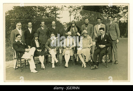 1920s cartolina del tennis club membri seduti nel campo da tennis di Blackpool, passatempi, U.K. Foto Stock