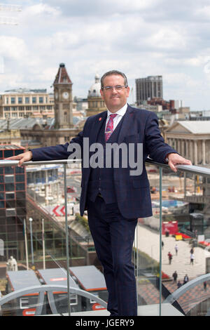 Birmingham City Council Leader Cllr John Clancy raffigurato nel giardino della Biblioteca di Birmingham affacciato sul centro di Birmingham Foto Stock