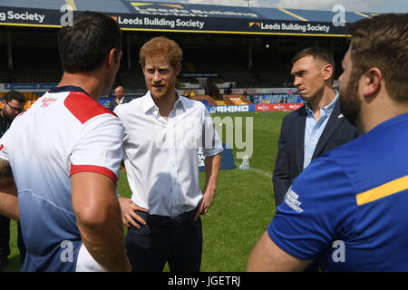 Il principe Harry, accompagnato da ex Leeds Rhino rugby league playr Kevin Sinfield (seconda a destra) come egli incontra ex Inghilterra rugby league capitano Paolo Sculthorpe (sinistra) durante la sua visita all'Headingley Carnegie Stadium di Leeds, il primo giorno della sua visita di due giorni per la città. Foto Stock