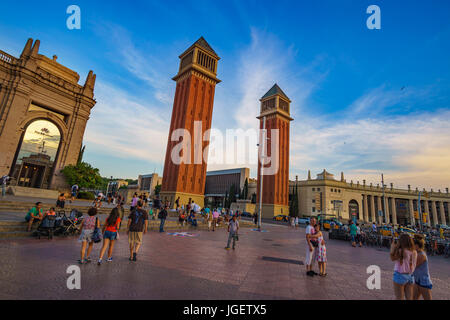 Torri Veneziane in Plaça d'Espanya conosciuta anche come Plaza de Espana, è uno della Barcellona più importanti piazze. Foto Stock