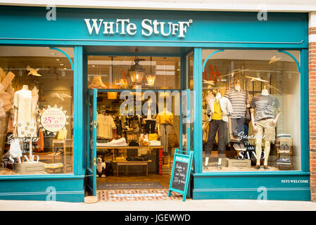 Negozio di fronte di bianco Stuff store in Canterbury shopping center nel Kent REGNO UNITO Foto Stock