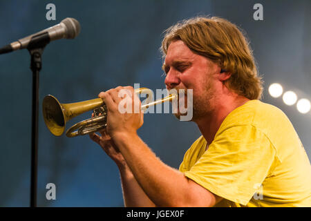 Wetzlar, Germania. 4 Luglio, 2017. LaBrassBanda bavarese, banda di ottoni, Bierzelt-Tour 2017, concerto come parte di Kultursommer Mittelhessen (Estate culturale in Medio Hesse) e pre-apertura-concerto per Ochsenfest in Wetzlar. LaBrassbanda combina la tradizionale musica popolare bavarese con il funk, hip-hop, reggae, Ska, balkan gypsy ottone. qui: Stefan Dettl (bandleader, tromba, vocals) --- Fotocredit: Christian Lademann Foto Stock