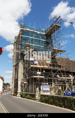 Le riparazioni della chiesa Regno Unito - impalcature intorno alla torre di San Marys chiesa, Wallingford, Oxfordshire England Regno Unito Foto Stock