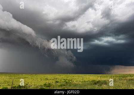 Cielo oscuro e temporale estivo vicino Clayton, New Mexico Foto Stock