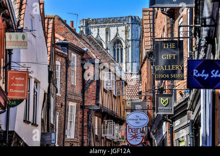 Il Caos street e la torre della cattedrale di York Minster (la Cattedrale Metropolitical e Chiesa di San Pietro in background, York, nello Yorkshire, Inghilterra, Regno Foto Stock