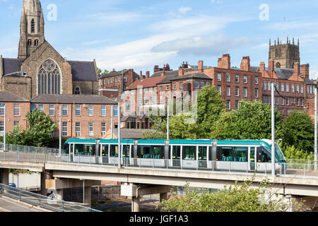 Un tram di Nottingham (Nottingham Express Transit - NET) su un ponte con il Lace Market in background, Nottingham, Inghilterra, Regno Unito Foto Stock