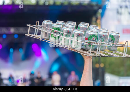 Montreal, 6 Luglio 2017: Close-up di un vassoio di birre di fronte a prestazioni live a Montreal Jazz Performance Foto Stock