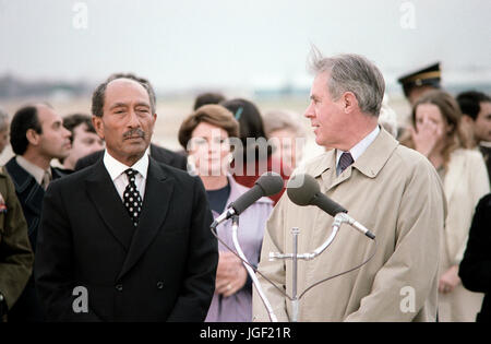 Il segretario di Stato Cyrus Vance accoglie il Presidente Anwar Sadat d'Egitto e i membri del suo partito al loro arrivo negli Stati Uniti per una visita. Foto Stock