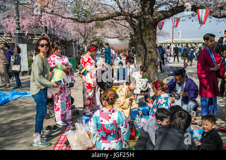 Le ragazze nella tradizionale kimono giapponese di Asakusa, Tokyo, Giappone. Foto Stock