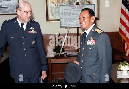 Air Marshall Panieng Karntarat della Thailandia colloqui con GEN Lew Allen, U.S. Air Force capo del personale, dopo il suo arrivo negli Stati Uniti per una visita. Foto Stock