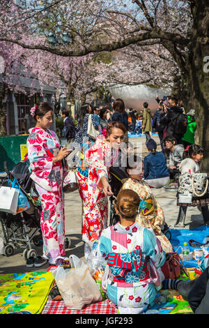 Goirls nel tradizionale kimono giapponese di Asakusa, Tokyo, Giappone. Foto Stock