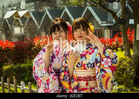 Goirls nel tradizionale kimono giapponese di Asakusa, Tokyo, Giappone. Foto Stock