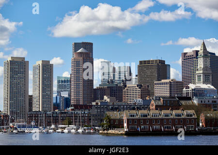 Vista sul lungofiume e pontili verso il centro del distretto finanziario di Boston - USA Foto Stock