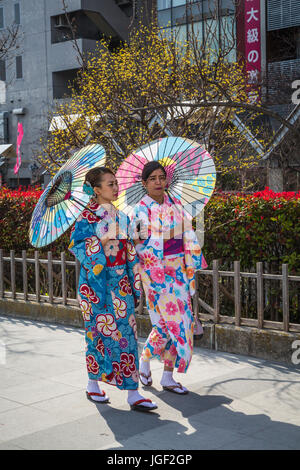 Goirls nel tradizionale kimono giapponese di Asakusa, Tokyo, Giappone. Foto Stock