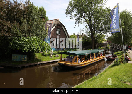 Giethoorn, Paesi Bassi è noto per canali e case dai tetti di paglia. Provincia di Overijssel. Foto Stock