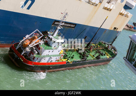 Jaynee W. prodotti petroliferi cisterna. Un piccolo bunkering petroliera prossimi al fianco di auto transporter nave a Southampton Docks per realizzare operazioni di rifornimento Foto Stock