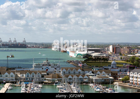 Porto di Southampton cercando di fronte a una nave da crociera il carico passeggeri presso la Western Docks. England Regno Unito. Foto Stock