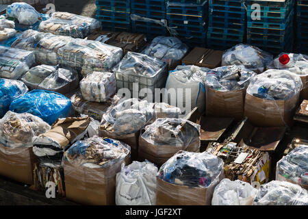 Rifiuti di riciclaggio immagazzinati. Gestione dei rifiuti Quayside Southampton UK Foto Stock