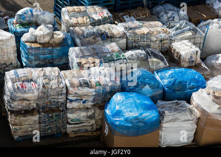 Rifiuti di riciclaggio immagazzinati. Gestione dei rifiuti Quayside Southampton UK Foto Stock