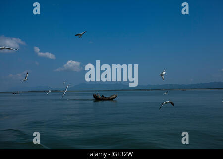 Vista del fiume Naf atTeknaf. Cox's Bazar, Bangladesh. Foto Stock