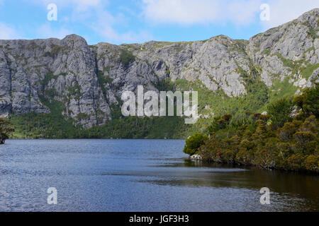 Vista sul cratere del lago, Cradle Mountain-Lake St Clair National Park, la Tasmania, Australia Foto Stock