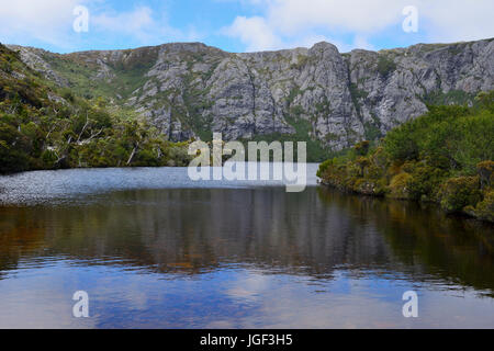 Vista sul cratere del lago, Cradle Mountain-Lake St Clair National Park, la Tasmania, Australia Foto Stock