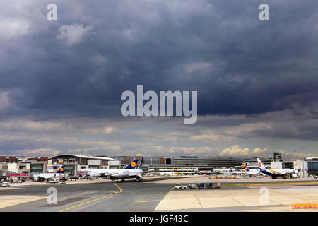 Francoforte, Germania - 13 Settembre 2013: aerei di compagnie aeree diverse al Internmational aeroporto di Frankfurt am Main, Germania. Foto Stock