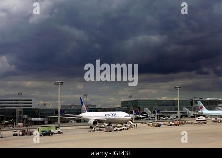 Francoforte, Germania - 13 Settembre 2013: aerei di compagnie aeree diverse al Internmational aeroporto di Frankfurt am Main, Germania. Foto Stock