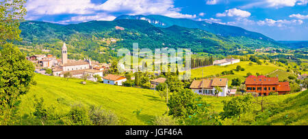 Il pittoresco villaggio di Pazzon vista panoramica, regione italiana Veneto Foto Stock