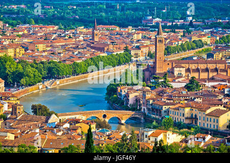Cry di Verona e il fiume Adige vista aerea, destinazione turistica in Veneto Foto Stock
