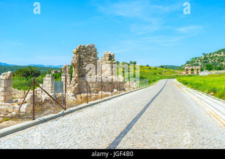 PATARA, Turchia - 7 Maggio 2017: le rovine dell antica basilica bizantina in Patara situato vicino alla strada principale, il 7 maggio in Patara, Turchia Foto Stock