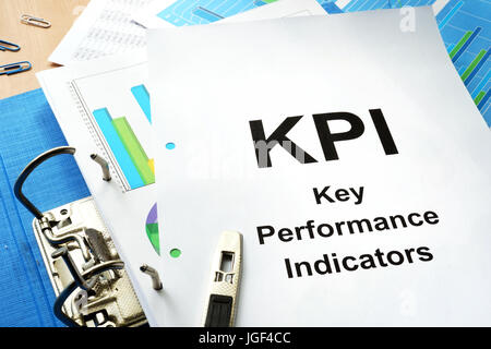 La cartella e i documenti con titolo KPI - indicatore di prestazioni chiave. Foto Stock