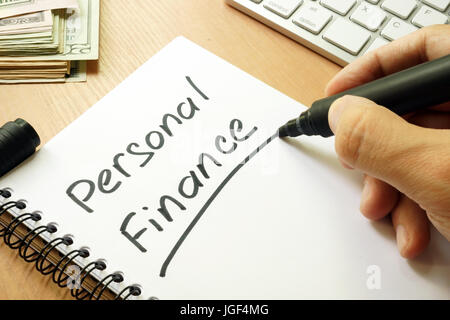 Personal Finance scritta a mano in una nota. Home Concetto di bilancio. Foto Stock