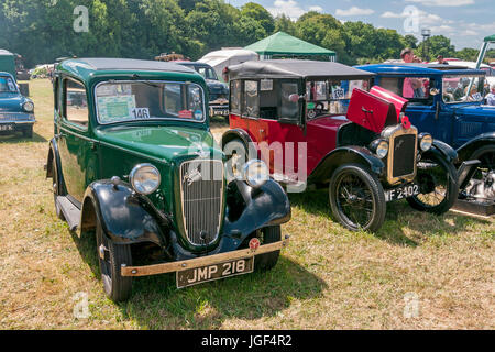 Vendemmia verde Austin 7 Ruby, 1938 in primo piano e un rosso 1929 Austin Chummy tourer dietro al vapore Prestwood Rally Foto Stock