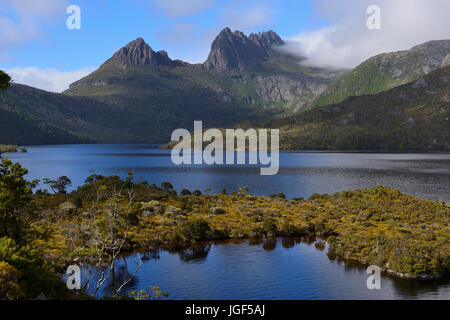 Vista dalla parte superiore della roccia di origine glaciale di fronte lago colomba di Cradle Mountain, Cradle Mountain-Lake St Clair National Park, la Tasmania, Australia Foto Stock