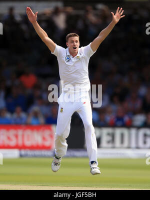 Sud Africa Morne Morkel appelli con successo per il paletto di Inghilterra del Gary Ballance intrappolato LBW durante il giorno uno dei primi Investec Test match al Signore, Londra. Foto Stock