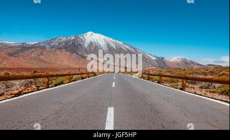 Strada asfaltata nel deserto vulcanico Tenerife, Canarie Foto Stock