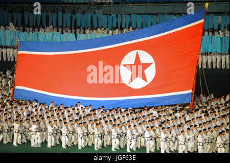 08.08.2012, Pyongyang, Corea del Nord, asia - Un gigante nord bandiera coreana è portato attraverso il giorno di maggio stadium di Pyongyang durante l'arirang giochi di massa Foto Stock