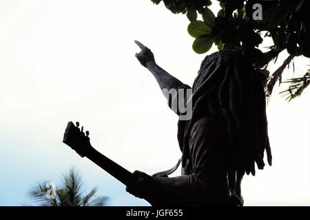 Statua di Bob Marley presso il museo di Marley rivolto al cielo Foto Stock