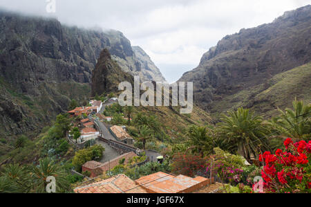 Ampia vista su Masca, il nascosto o perso il villaggio con bassa appendere le nuvole in Tenerife. Foto Stock