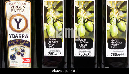 Olio extra vergine di oliva in spagnolo supermercato Foto Stock