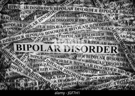 Disturbo Bipolare. Pezzi di carta strappati con le parole del disturbo bipolare. Concetto di immagine. In bianco e nero. Primo piano. Foto Stock