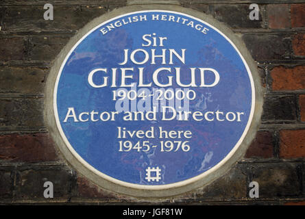 English Heritage targa blu segnando una casa di attore e regista sir John Gielgud, Westminster, Londra, Inghilterra Foto Stock