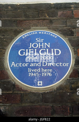 English Heritage targa blu segnando una casa di attore e regista sir John Gielgud, Westminster, Londra, Inghilterra Foto Stock