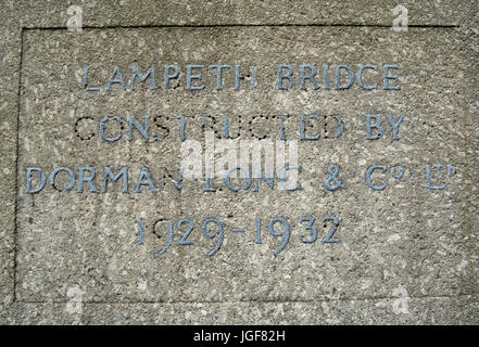 Pietra commemorativa la marcatura del 1929 al 1932 Costruzione di Lambeth Bridge, sul fiume Tamigi a Londra, Inghilterra, dalla ditta di dorman lunga e co Foto Stock