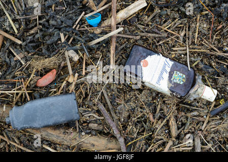 I detriti e i detriti lasciati sulla spiaggia di gallese a seguito di forti venti e condizioni climatiche severe. Regno Unito. Foto Stock