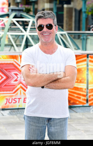 Simon Cowell frequentando x fattore riprese presso il tabacco Dock, Wapping Lane, Londra. Foto Stock